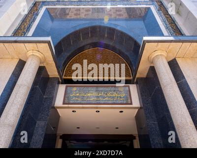 BANDAR Seri BEGAWAN, BRUNEI - 21 AVRIL 2024 : architecture de la porte d'entrée de la mosquée Jame' ASR Hassanil Bolkiah, nommée d'après le 29e et actuel sultan de Banque D'Images