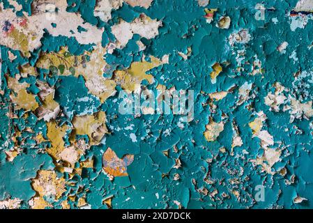 Fond industriel de peinture peeling Azure sur le vieux mur jaune brisé Banque D'Images