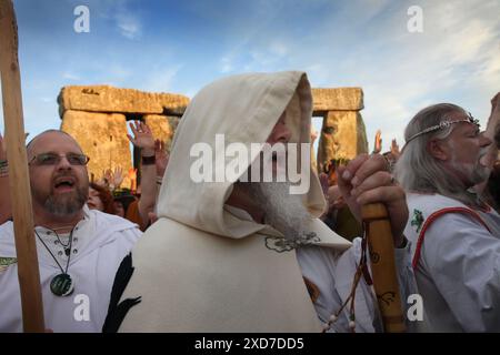 Salisbury, Angleterre, Royaume-Uni. 20 juin 2024. Les gens dans une variété de costumes célèbrent le solstice d'été dans les pierres de Stonehenge. Stonehenge a été construit par les premiers Britanniques il y a environ 4000 ans pour s'aligner avec le soleil sur les solstices. Le solstice d'été marque la fin du printemps et le début de l'été et est le jour le plus long et la nuit la plus courte de l'hémisphère Nord. L'événement est célébré par des milliers de païens dans le monde entier avec du chant et de la danse. (Crédit image : © Martin Pope/ZUMA Press Wire) USAGE ÉDITORIAL SEULEMENT! Non destiné à UN USAGE commercial ! Banque D'Images