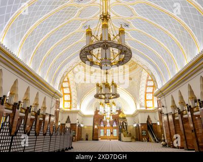 BANDAR Seri BEGAWAN, BRUNEI - 21 AVRIL 2024 : scène de beauté de l'architecture de la décoration intérieure du bâtiment à l'intérieur de la mosquée Omar Ali Saifuddien, emblème iconi Banque D'Images