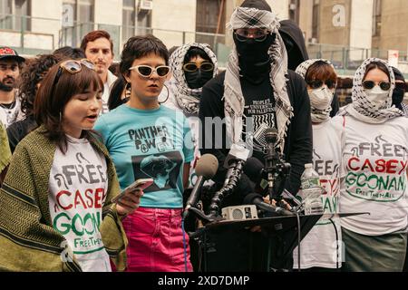 Manhattan, États-Unis. 20 juin 2024. Les manifestants pro-palestiniens accusés d'intrusion criminelle se rassemblent pour une conférence de presse devant le tribunal pénal de Manhattan après leur première comparution devant le tribunal à Lower Manhattan, NY, le jeudi 20 juin 2024. 46 manifestants sont accusés d'intrusion criminelle après avoir occupé le Hamilton Hall de l'Université Columbia lors d'une escalade d'action le 30 avril appelant à un cessez-le-feu permanent à Gaza et à la fin de toute aide militaire américaine à Israël. (Photo de Cristina Matuozzi/Sipa USA) crédit : Sipa USA/Alamy Live News Banque D'Images