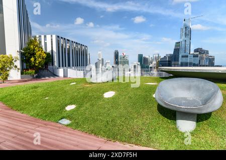 Incroyable parc sur le toit. Terrasse extérieure pittoresque avec jardin et belle vue sur la ville. Bancs modernes. Éco-conception urbaine et mini-écosystème. Banque D'Images