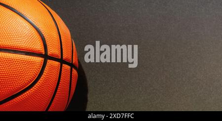 Bannière Web avec basket-ball orange détaillé et espace de copie pour le texte. Milieux sportifs professionnels Banque D'Images