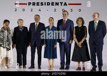 (De gauche à droite) L'avocate mexicaine Ernestina Godoy Ramos en tant que conseillère juridique, Alicia Bárcena Ibarra en tant que secrétaire à l'environnement et aux ressources naturelles, Juan Ramón de la Fuente en tant que ministre des Affaires étrangères du Mexique, la nouvelle présidente du Mexique, Claudia Sheinbaum Pardo, Marcelo Ebrard Casaubón en tant que secrétaire à l'économie, Rosaura Ruiz Gutiérrez en tant que Secrétaire des Sciences, Humanités, technologie et innovation et Julio Berdegué Sacristán en tant que Secrétaire de l'Agriculture et du développement rural posent lors de la présentation de la première partie du nouveau cabinet de Claudia Sheinbaum Pardo, Présidente entrante du Mexique, Banque D'Images