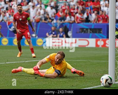 Munich, Allemagne. 20 juin 2024. Le gardien de but slovène Jan Oblak réalise un arrêt lors du match du Groupe C de l'UEFA Euro 2024 entre la Slovénie et la Serbie à Munich, en Allemagne, le 20 juin 2024. Crédit : Philippe Ruiz/Xinhua/Alamy Live News Banque D'Images