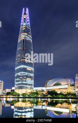 Séoul, Corée du Sud - 11 octobre 2017 : superbe vue nocturne de la tour Lotte World Tower au centre-ville. Le gratte-ciel et d'autres bâtiments reflétés dans le lac. Banque D'Images