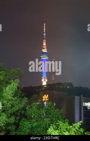 Séoul, Corée du Sud - 15 octobre 2017 : superbe vue nocturne de Namsan Seoul Tower sur Namsan Mountain. La tour est une attraction touristique populaire de l'Asie. Banque D'Images