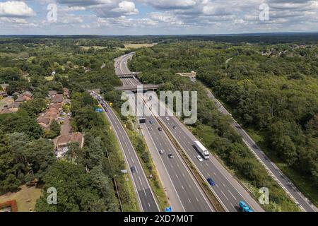 Vue aérienne de l'autoroute M3, sortie 3, avec l'A322 près de Bagshot, Royaume-Uni. Banque D'Images