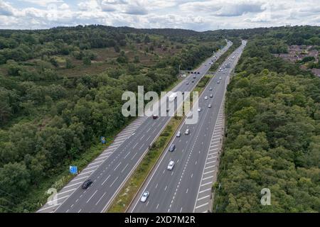Vue aérienne de l'autoroute M3, sortie 3, avec l'A322 près de Bagshot, Royaume-Uni. Banque D'Images
