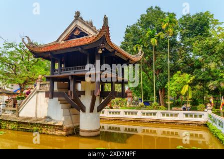 Hanoi, Vietnam - 19 avril 2019 : belle vue sur la Pagode One Pillar. Le temple bouddhiste historique est une destination touristique populaire de l'Asie. Banque D'Images