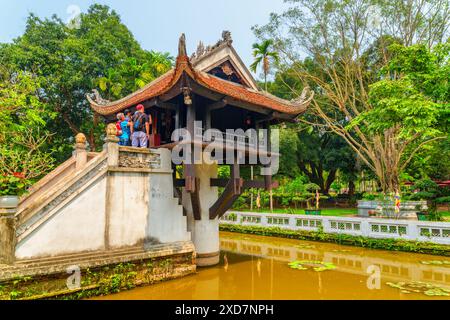 Hanoi, Vietnam - 19 avril 2019 : belle vue sur la Pagode One Pillar. Le temple bouddhiste historique est une destination touristique populaire de l'Asie. Banque D'Images