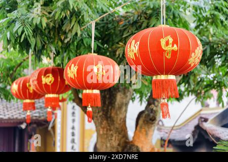 Hanoi, Vietnam - 19 avril 2019 : rangée de lanternes traditionnelles chinoises rouges en soie accrochées à la pagode Tran Quoc. Banque D'Images