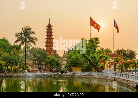 Hanoi, Vietnam - 19 avril 2019 : vue imprenable sur le coucher du soleil de la pagode Tran Quoc et le lac de l'Ouest. Banque D'Images