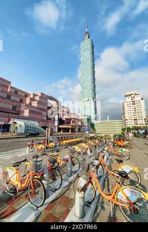 Taipei, Taiwan - 26 avril 2019 : station de stationnement pour vélos du système de partage de vélos Taipei. Banque D'Images