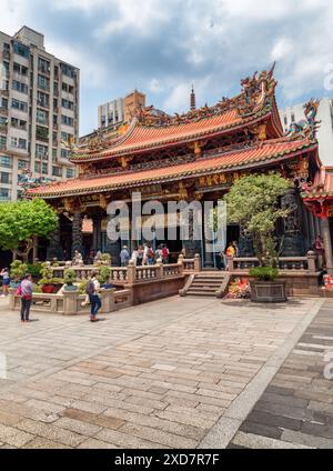 Taipei, Taiwan - 22 avril 2019 : vue panoramique du temple Mengjia Longshan. Banque D'Images