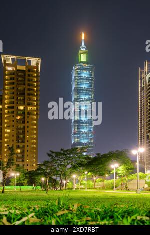 Taipei, Taiwan - 24 avril 2019 : vue nocturne impressionnante sur le parc Xiangshan, Taipei 101 et les bâtiments résidentiels modernes. Banque D'Images