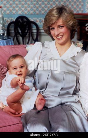 Dossier photo datée du 15/03/83 du bébé Prince William avec sa mère, la Princesse de Galles, à la maison de Kensington Palace, Londres. Le prince de Galles célèbre son 42e anniversaire, le lendemain de la confrontation de l'Angleterre à l'Euro 2024 contre le Danemark. Date d'émission : vendredi 21 juin 2024. Banque D'Images