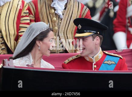 Photo du dossier datée du 29/04/11 de leurs Altesses Royales le Prince William, Duc de Cambridge et Catherine, Duchesse de Cambridge font le voyage en cortège en calèche jusqu'au Palais de Buckingham devant des foules de spectateurs après leur mariage à l'abbaye de Westminster. Le prince de Galles célèbre son 42e anniversaire, le lendemain de la confrontation de l'Angleterre à l'Euro 2024 contre le Danemark. Date d'émission : vendredi 21 juin 2024. Banque D'Images