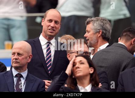 Photo du 20/06/24 du Prince de Galles et du Roi Frederik X de Danemark dans les tribunes lors du match de l'UEFA Euro 2024 à la Frankfurt Arena à Francfort, Allemagne. Le prince de Galles célèbre son 42e anniversaire, le lendemain de la confrontation de l'Angleterre à l'Euro 2024 contre le Danemark. Date d'émission : vendredi 21 juin 2024. Banque D'Images