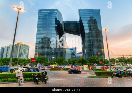 Dubaï, Émirats Arabes Unis - 2 novembre 2018 : vue imprenable sur le coucher du soleil de la Tour Opus dans Business Bay. Le bâtiment conçu par l'architecte Zaha Hadid. Banque D'Images