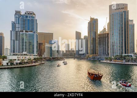 Dubaï, Émirats Arabes Unis - 2 novembre 2018 : vue sur la Marina de Dubaï au coucher du soleil. Bateaux de tourisme naviguant le long d'un canal artificiel. Banque D'Images