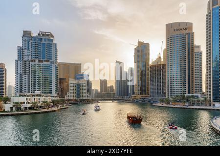 Dubaï, Émirats Arabes Unis - 2 novembre 2018 : vue sur la Marina de Dubaï au coucher du soleil. Bateaux de tourisme naviguant le long d'un canal artificiel. Banque D'Images