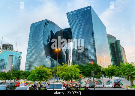 Dubaï, Émirats Arabes Unis - 2 novembre 2018 : vue imprenable sur le coucher du soleil de la Tour Opus dans Business Bay. Le bâtiment conçu par l'architecte Zaha Hadid. Banque D'Images