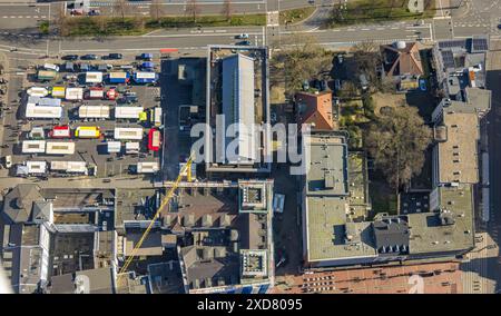 Vue aérienne, marché hebdomadaire Springemarkt Gelsenkirchen-Buer avec étals de marché, chantier de construction et grue de construction, Buer, Gelsenkirchen, Ruhr sont Banque D'Images