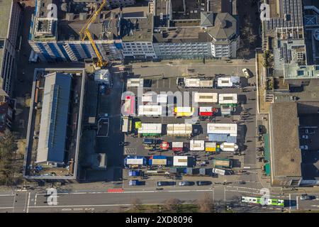 Vue aérienne, marché hebdomadaire Springemarkt Gelsenkirchen-Buer avec étals de marché, chantier de construction et grue de construction, Buer, Gelsenkirchen, Ruhr sont Banque D'Images