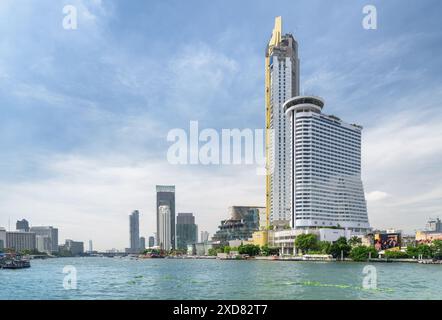 Bangkok, Thaïlande - 14 octobre 2018 : horizon insolite de Bangkok. Vue panoramique sur la rivière Chao Phraya et les bâtiments modernes. Magnifique paysage urbain. Banque D'Images