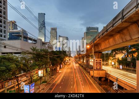 Bangkok, Thaïlande - 14 octobre 2018 : vue en soirée de Sathon Road. MahaNakhon Tower et d'autres bâtiments modernes sont visibles sur fond de ciel nocturne. Banque D'Images