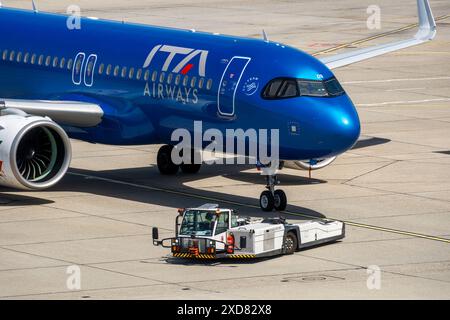 Genève, Suisse - 18 juin 2024 : signe et logo sur un Airbus A320 Neo d'ITA Airways sur le tarmac de l'aéroport de Genève Banque D'Images