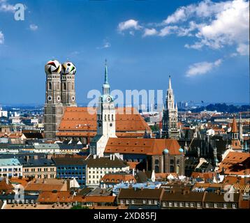 München im EM-Fußballfieber. Fussball, UEFA, EURO, EM, Europameisterschaft 2024, Frauenkirche Wahrzeichen von München mit EM-Fußball, Symbolfoto, Fotomontage, München Allemagne *** Munich in European Championship soccer Fever Football, UEFA, EURO, European Championship, European Championship 2024, Frauenkirche monument de Munich avec Championnat d'Europe de football, photo symbolique, photomontage, Munich Allemagne Copyright : xHeinzxGebhardtx Banque D'Images