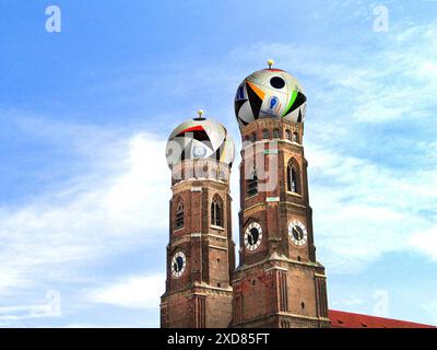 München im EM-Fußballfieber. Fussball, UEFA, EURO, EM, Europameisterschaft 2024, Frauenkirche Wahrzeichen von München mit EM-Fußball, Symbolfoto, Fotomontage, München Allemagne *** Munich in European Championship soccer Fever Football, UEFA, EURO, European Championship, European Championship 2024, Frauenkirche monument de Munich avec Championnat d'Europe de football, photo symbolique, photomontage, Munich Allemagne Copyright : xHeinzxGebhardtx Banque D'Images