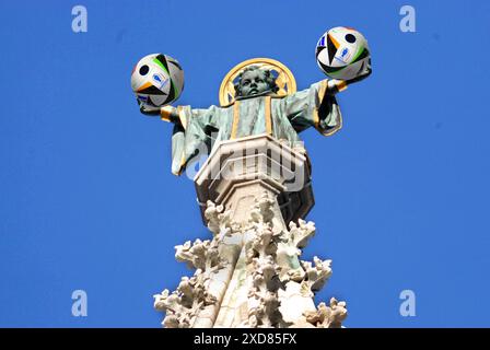 München im EM-Fußballfieber. Fussball, UEFA, EURO, EM, Europameisterschaft 2024, Münchner Kindl Wahrzeichen von München auf Rathausturm mit EM-Fußball, Symbolfoto, Fotomontage, *** Munich in EM soccer Fever Football, UEFA, EURO, EM, European Championship 2024, Münchner Kindl monument de Munich sur la tour de la mairie avec le football EM, photo symbolique, photomontage, Copyright : xHeinzxGebhardtx Banque D'Images