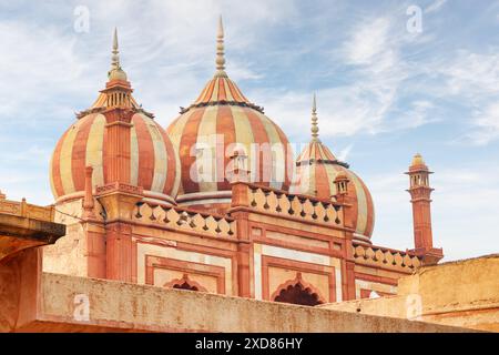 Mosquée à trois dômes dans le complexe funéraire de Safdarjung à Delhi, en Inde. Beau mausolée de grès rouge. Magnifique architecture moghole. Banque D'Images