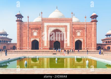 Vue imprenable sur la mosquée Kau Ban du complexe Taj Mahal sur fond de ciel bleu à Agra, Inde. Banque D'Images