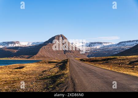 Islande, Isafjordur route 61, Road trip, soirée d'été, fjords, routes vides, route panoramique de l'islande, neige, montagnes et nature sauvage. Westfjords Banque D'Images