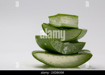 Photo macro d'aloe vera en tranches et empilées. Banque D'Images