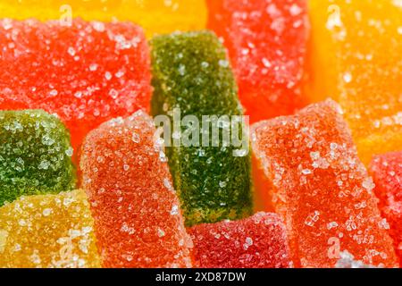 Bonbons et bonbons colorés, bonbons sucreries suces et gommes gelées dans un magasin de bonbons Banque D'Images