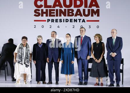 Claudia Sheinbaum présente son cabinet G-R avocate mexicaine Ernestina Godoy Ramos comme conseillère juridique, Alicia Barcena Ibarra comme secrétaire de l'environnement et des ressources naturelles, Juan Ramon de la Fuente comme ministre des Affaires étrangères du Mexique, la nouvelle présidente du Mexique, Claudia Sheinbaum Pardo, Marcelo Ebrard Casaubon en tant que secrétaire à l'économie, Rosaura Ruiz GutiÃ rrez en tant que secrétaire aux sciences, aux sciences humaines, à la technologie et à l'innovation et Julio BerdeguÃ Sacristan en tant que secrétaire à l'agriculture et au développement rural posent lors de la présentation de la première partie du nouveau cabinet de Claudia S. Banque D'Images