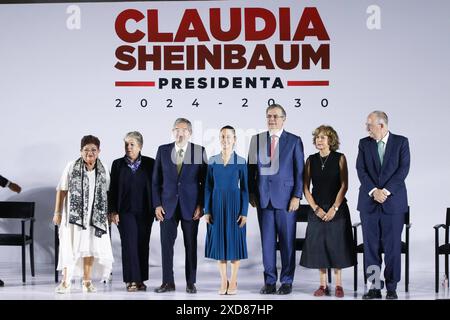 Claudia Sheinbaum présente son cabinet G-R avocate mexicaine Ernestina Godoy Ramos comme conseillère juridique, Alicia Barcena Ibarra comme secrétaire de l'environnement et des ressources naturelles, Juan Ramon de la Fuente comme ministre des Affaires étrangères du Mexique, la nouvelle présidente du Mexique, Claudia Sheinbaum Pardo, Marcelo Ebrard Casaubon en tant que secrétaire à l'économie, Rosaura Ruiz GutiÃ rrez en tant que secrétaire aux sciences, aux sciences humaines, à la technologie et à l'innovation et Julio BerdeguÃ Sacristan en tant que secrétaire à l'agriculture et au développement rural posent lors de la présentation de la première partie du nouveau cabinet de Claudia S. Banque D'Images