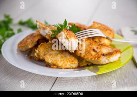 filet de poisson doré croustillant frit dans la pâte. Banque D'Images