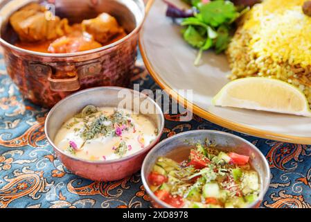 Vue de dessus des plats traditionnels iraniens et des collations. Polow, kufte, salade de légumes frais et yaourt. Cuisine persane impressionnante. Banque D'Images