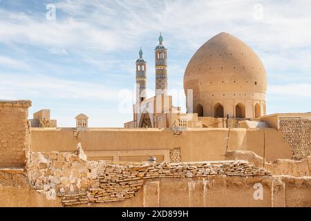 Vue imprenable de la mosquée Agha Bozorg sur fond de ciel bleu à Kashan, Iran. Merveilleuse architecture islamique. Banque D'Images