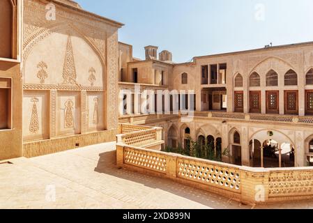 Belle vue de l'étage supérieur de la Maison historique Abbasi à Kashan, Iran. Murs sculptés pittoresques. Architecture persane traditionnelle. Banque D'Images