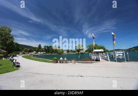 Tegernsee, Bayern, Deutschland 18. Juni 2024 hier der Blick auf den Tegernsee Landkreis Miesbach an der Seepromenade, Uferpromenade in Bad Wiessee, Schiffsanlegestelle *** Tegernsee, Bavière, Allemagne 18 juin 2024 Voici la vue du quartier de Tegernsee de Miesbach sur la promenade du lac, promenade au bord du lac à Bad Wiessee, débarcadère des bateaux Banque D'Images