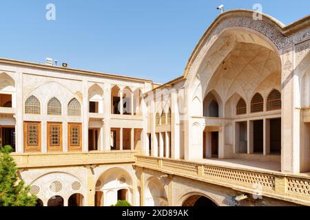 Belle vue de l'étage supérieur de la Maison historique Abbasi à Kashan, Iran. Murs sculptés pittoresques. Architecture persane traditionnelle. Banque D'Images