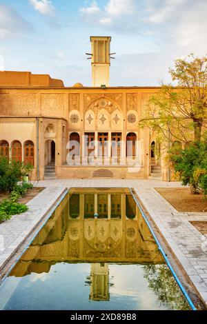 Magnifique vue sur la Maison historique Borujerdi à Kashan, Iran. Cour traditionnelle avec jardin et piscine au milieu. Banque D'Images