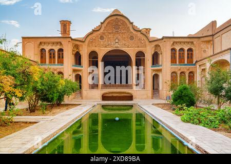 Magnifique vue sur la Maison historique Borujerdi à Kashan, Iran. Cour traditionnelle avec jardin et piscine au milieu. Banque D'Images